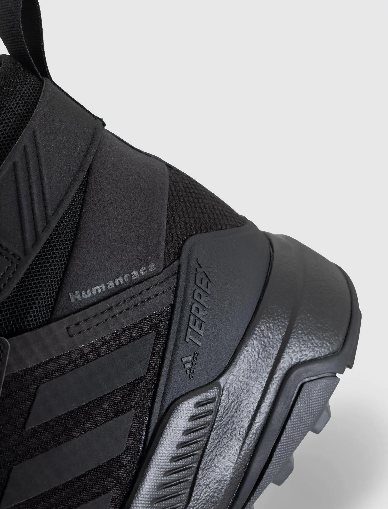 PHARRELL TERREX TRAILMAKER MID "TRIPLE BLACK"